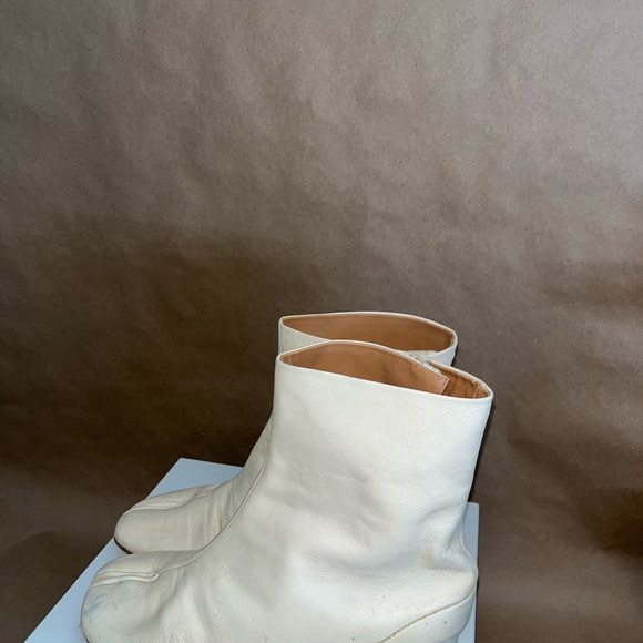 Margiela Tabi Women's Cream Ankle Boots - Picture 3 of 10